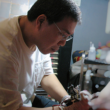 刺青師彫方，方淳生。